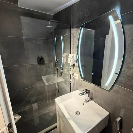 Leon Hotel 3*